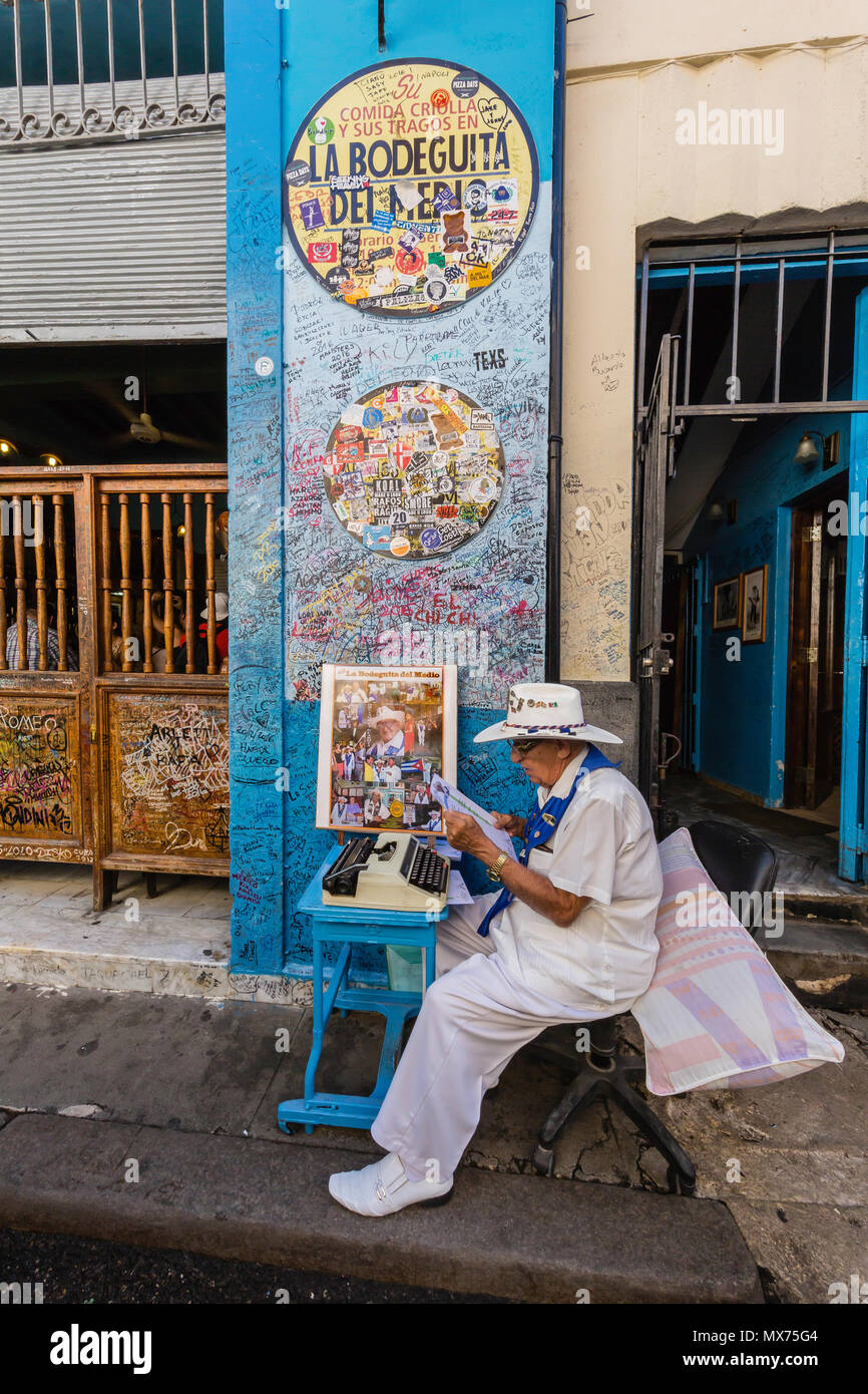 Ein Hemingway Look-a-Like posiert vor dem La Bodeguita Bar in der Altstadt von Havanna, Kuba Stockfoto
