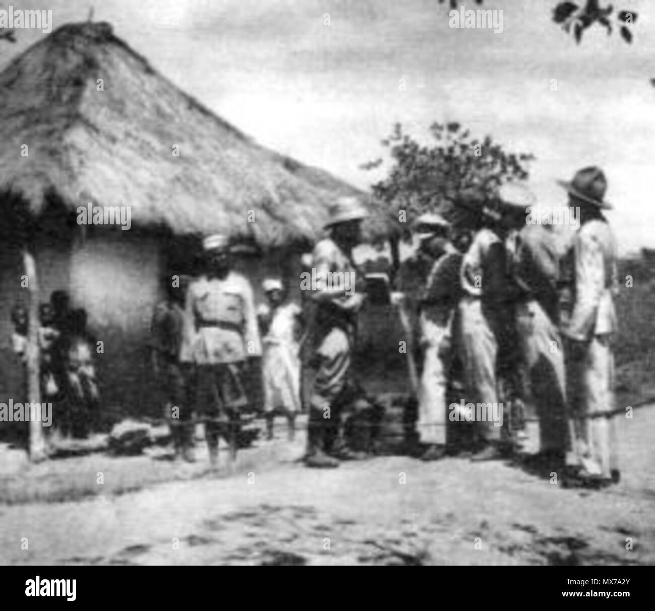 Kazimierz Nowak Überschreiten der 13-ten Land grenze unter den  Kolonialbehörden irgendwo in Afrika. Das Foto wahrscheinlich von Kazimierz  Nowak (1897-1937, der Autor ist auf dem Foto; vermutlich durch einen  Selbstauslöser) während