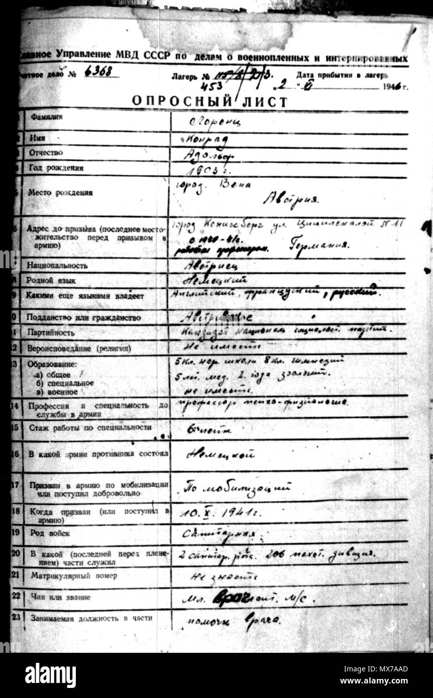 . Fotografie Konrada Lorenze okopírovaná z dokumenů, nalezených v táboře ruském zajateckém z Druhé světové války. Pokud někdo můžete rozluštit, Co je Tam napsané ocením rukou, zu. . Diese Datei fehlt, Informationen zum Autor. 345 Konrad Lorenz - rusky lagr 1944 - Liste 1. Stockfoto