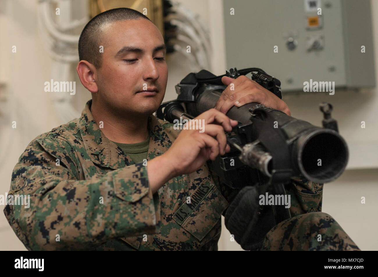 Pazifik (3. Mai 2017) Marine Corps Pfc. Alex Garcia, ein San Diego Eingeborener, zugeordnet zu den 15 Marine Expeditionary Unit (MEU), reinigt ein MK 153 Schulter abgefeuert, multi-purpose assault Waffe in der Truppe Marshalling an Bord der Amphibisches Schiff USS America (LHA 6). 1.800 Seeleute und 2.600 Marines, die Amerika Amphibious Ready Group (ARG) und der MEU derzeit eine zusammengesetzte Einheit Übung (COMPTUEX) vor der Küste von Südkalifornien in Vorbereitung auf die Bereitstellung des ARG später dieses Jahr. Der Amerika ARG besteht aus Nordamerika, die Amphibischen dock Landung Stockfoto