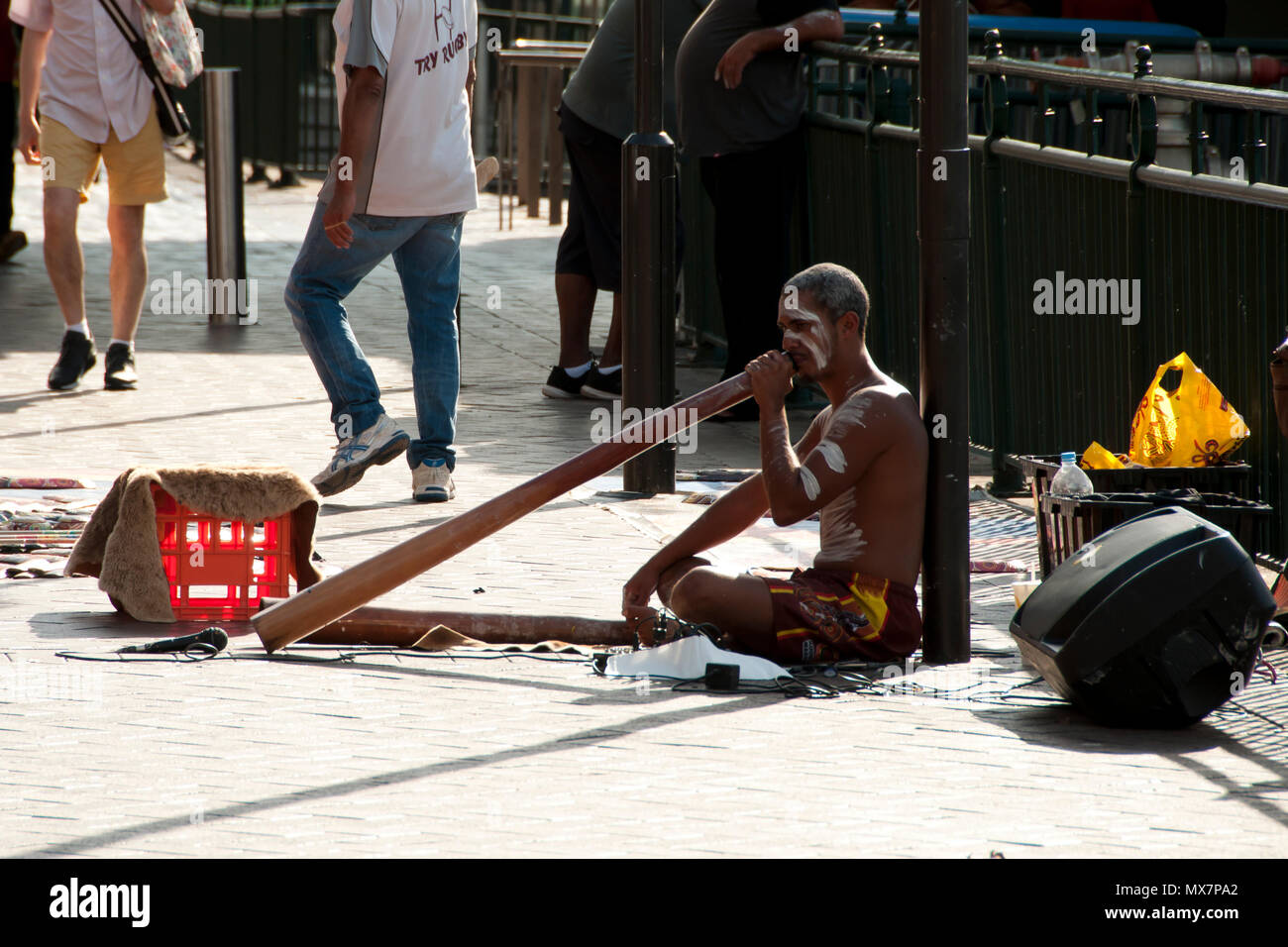 SYDNEY, Australien - 4 April 2018: Aboriginal Mann spielt das Didgeridoo in iconic Circular Quay area Stockfoto