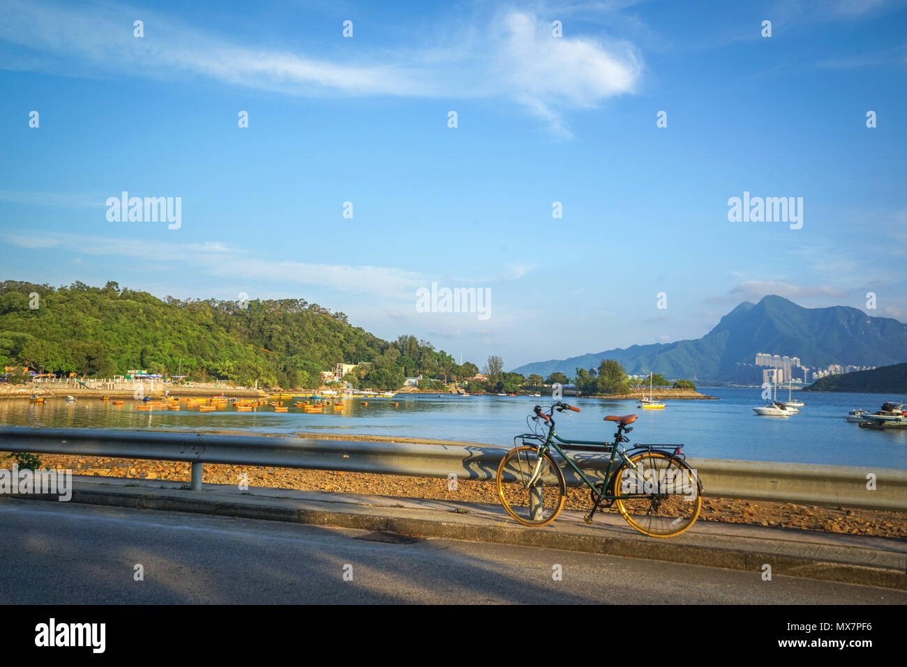 Die retro grün Fahrrad- und Zaun in der Nähe der Bucht Stockfoto