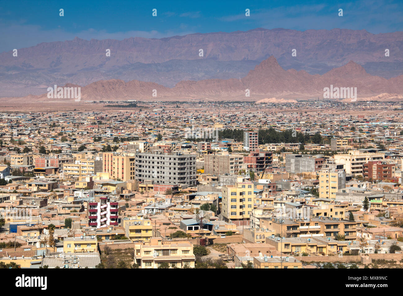 Blick auf die Stadt von der Wüstenstadt Kerman im Osten des Iran Stockfoto