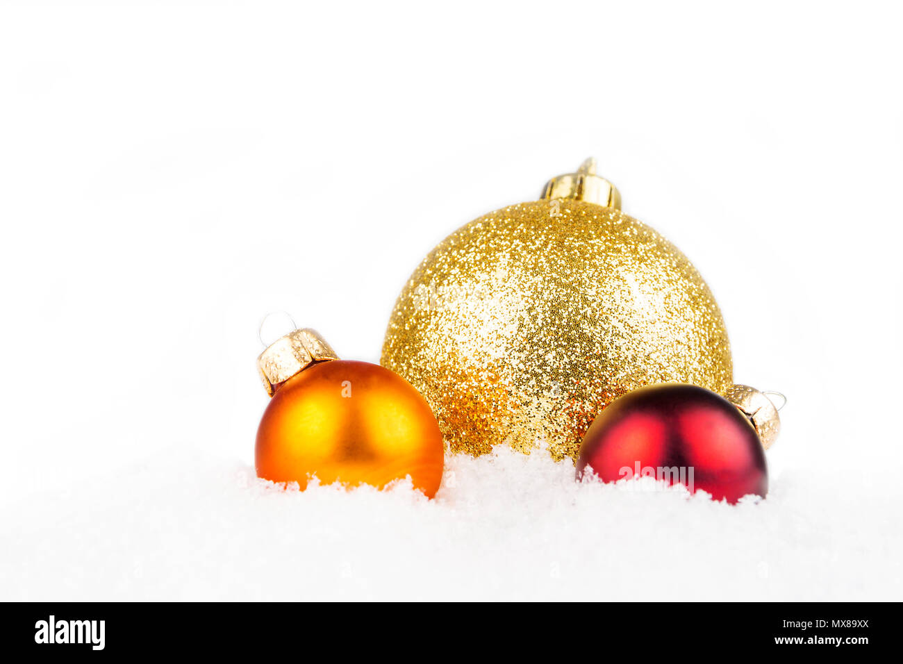 Drei Weihnachtskugeln Festlegung auf Schnee und weißer Hintergrund Stockfoto