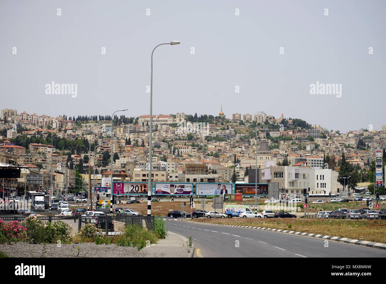 NAZARET, ISRAEL - ca. Mai 2018 Straße in die Stadt Stockfoto