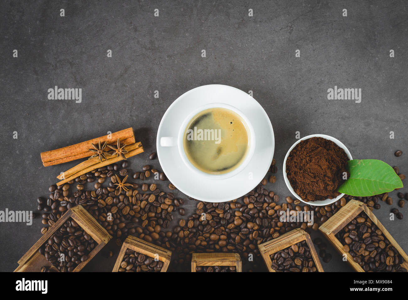 Schwarzen Kaffee in eine weiße Tasse mit Kaffee Bohne Dekoration auf Tisch aus Stein, flach Bild mit Platz für Ihren Text kopieren Stockfoto