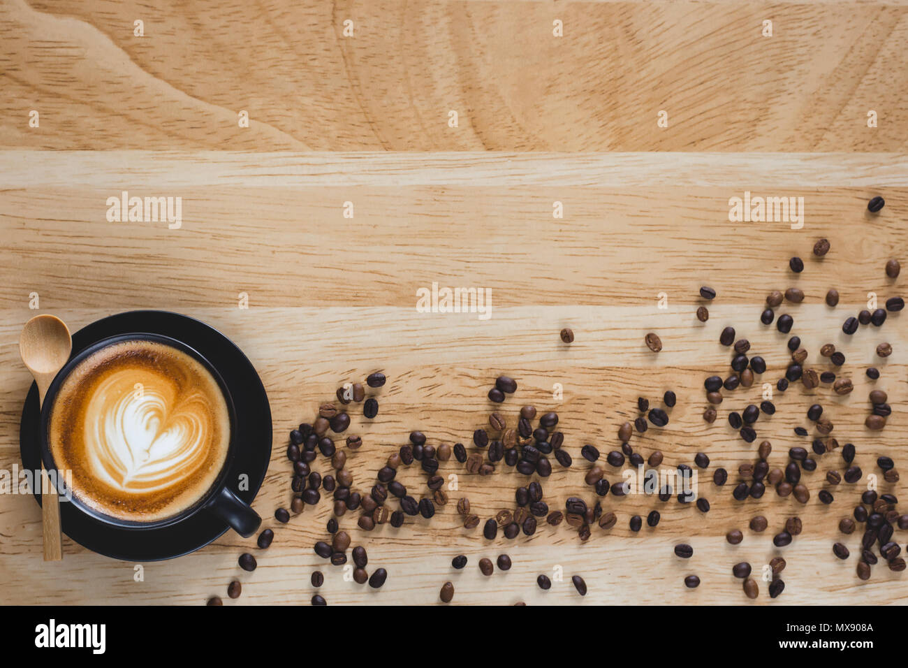 Kaffee latte Kunst mit Herz Form auf Holz Hintergrund, flach mit Platz für Ihren Text kopieren Stockfoto