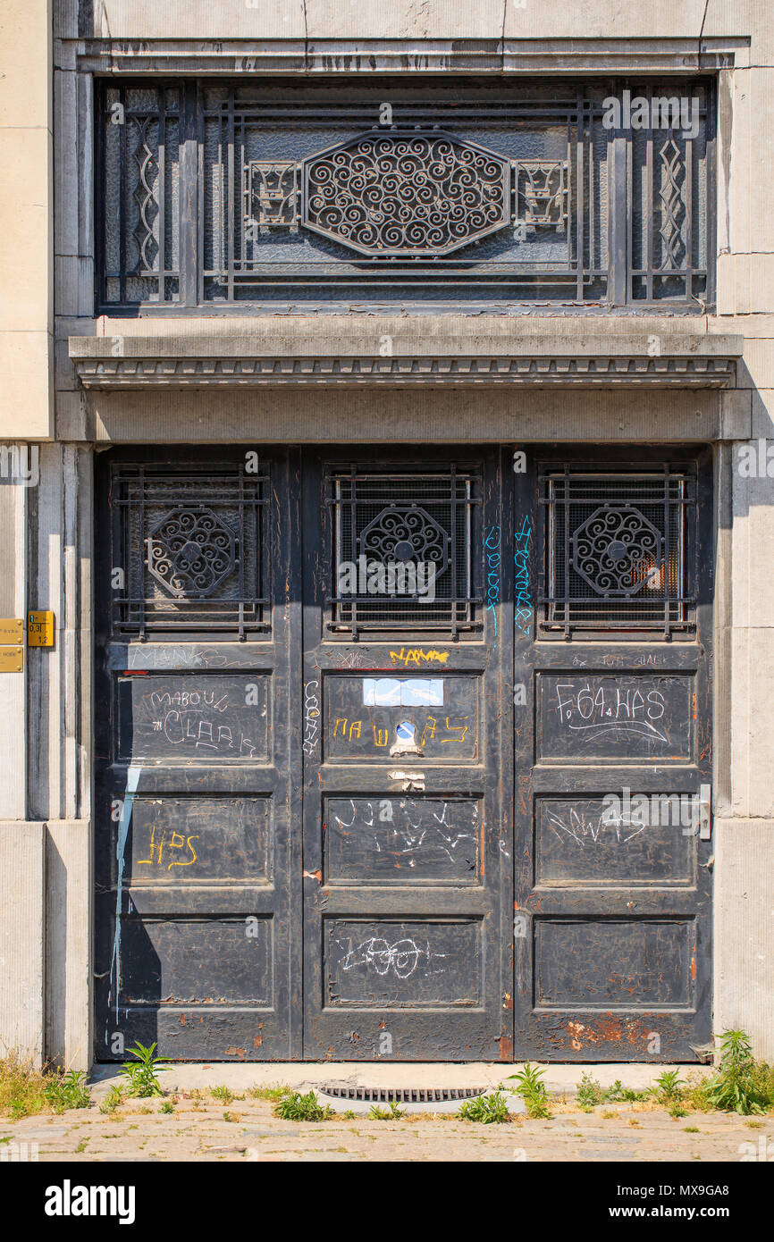 Antwerpen - 21. MAI 2018. Reich verzierte Metalltür eines verlassenen Herrenhaus. Die Altstadt von Antwerpen ist in der Geschichte mit vielen alten Villen durchtränkt. Stockfoto
