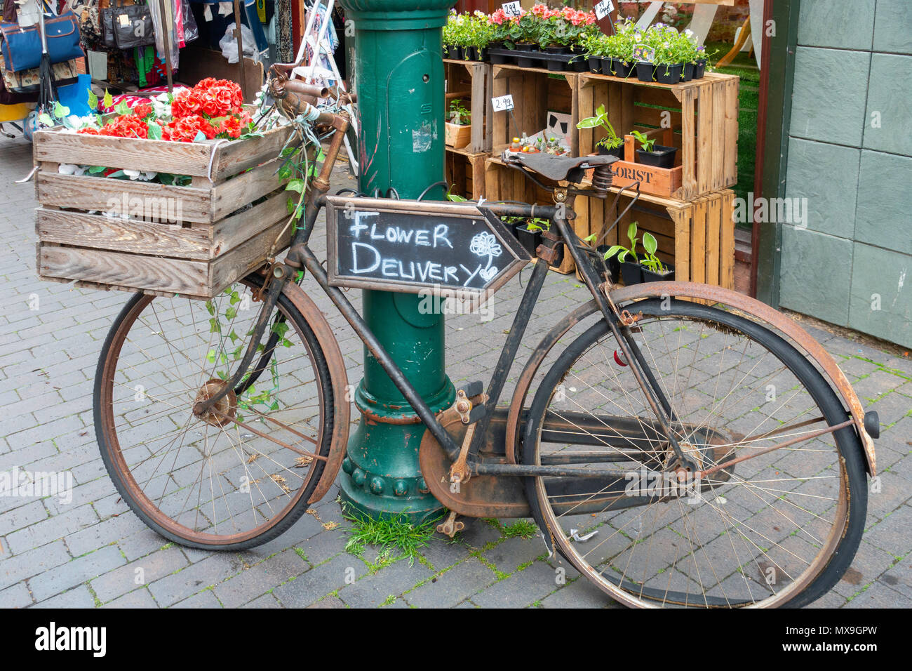 Ein altes altmodische "Handel" Fahrrad früher für Lieferungen jetzt  Förderung Creme und braun Florist in Middlesbrough Stockfotografie - Alamy