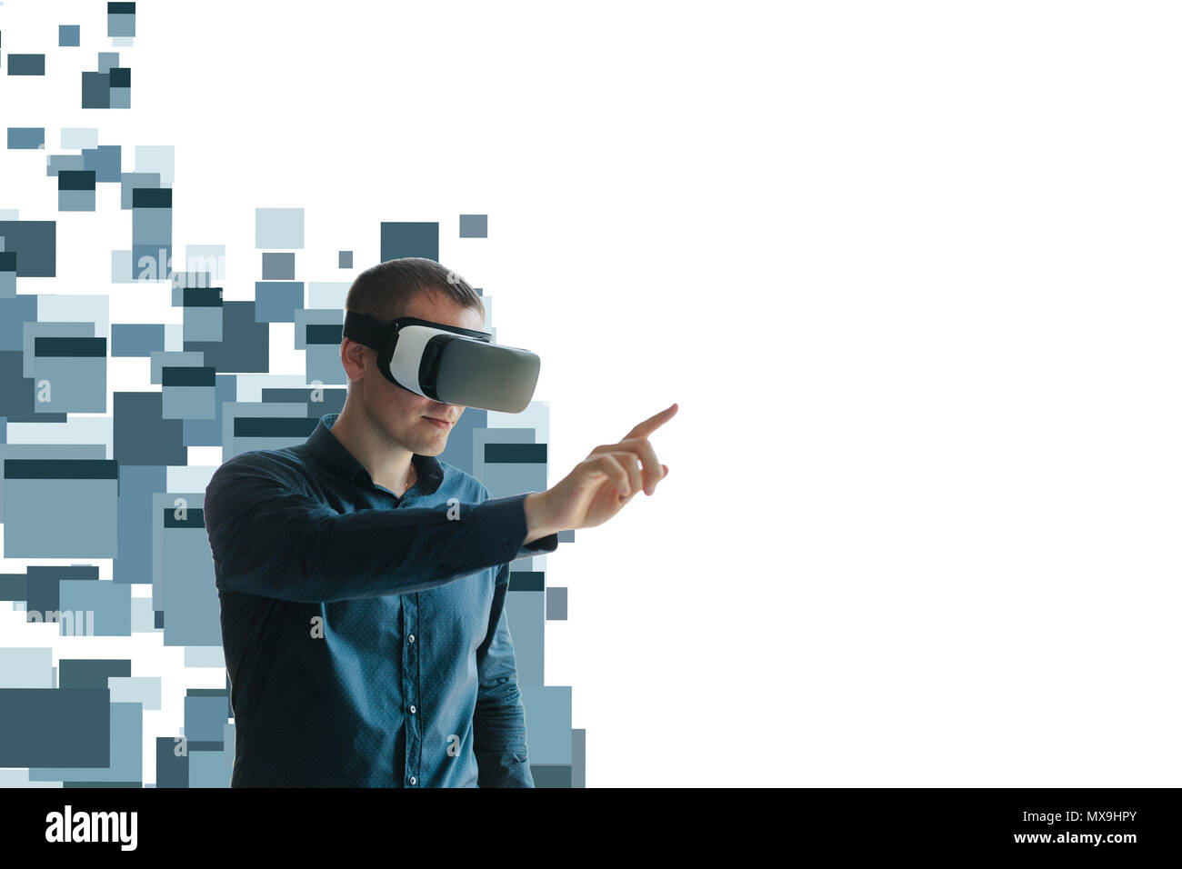 Der Mann mit der Brille der Virtuellen Realität. Zukunft Technik Konzept. Moderne bildgebende Technik Stockfoto