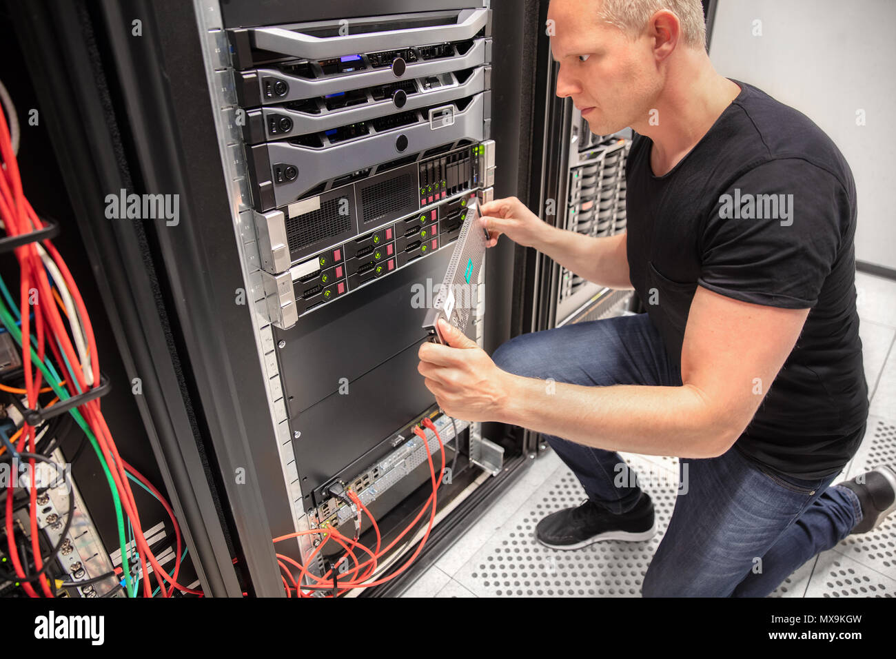 IT-Techniker arbeiten mit Server im Rechenzentrum Stockfoto