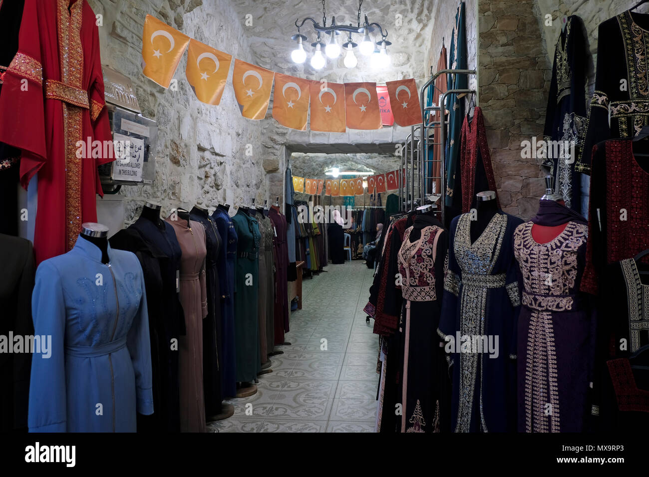 Türkische Flaggen wurden in einem Bekleidungsgeschäft in Beit Habad gehängt, auch in der Khan az Zait Straße in der Altstadt des Moslemviertels Ost-Jerusalem Israel Stockfoto