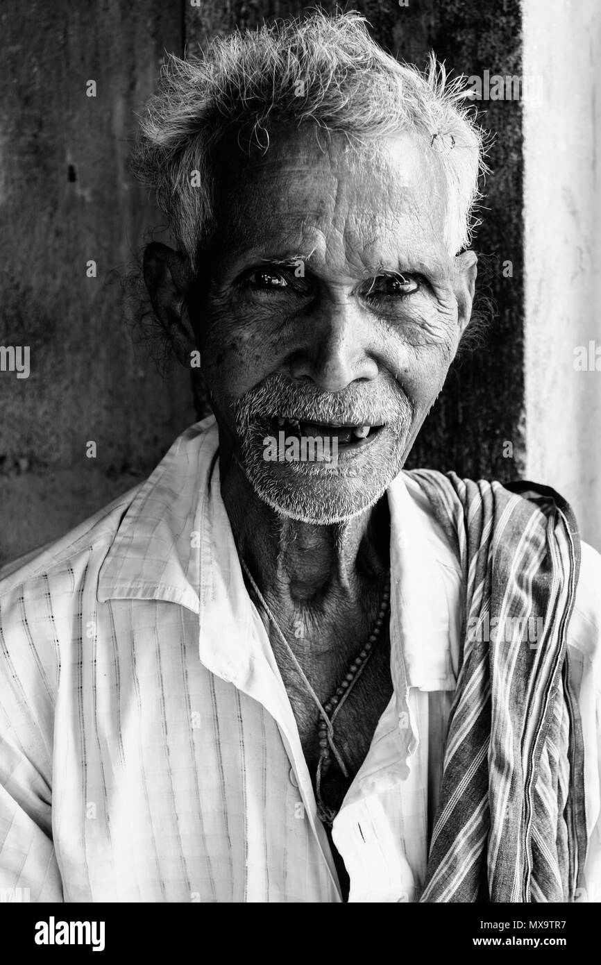 Porträt eines Stammes- alter Mann von Dorf Odisha, Indien Stockfoto