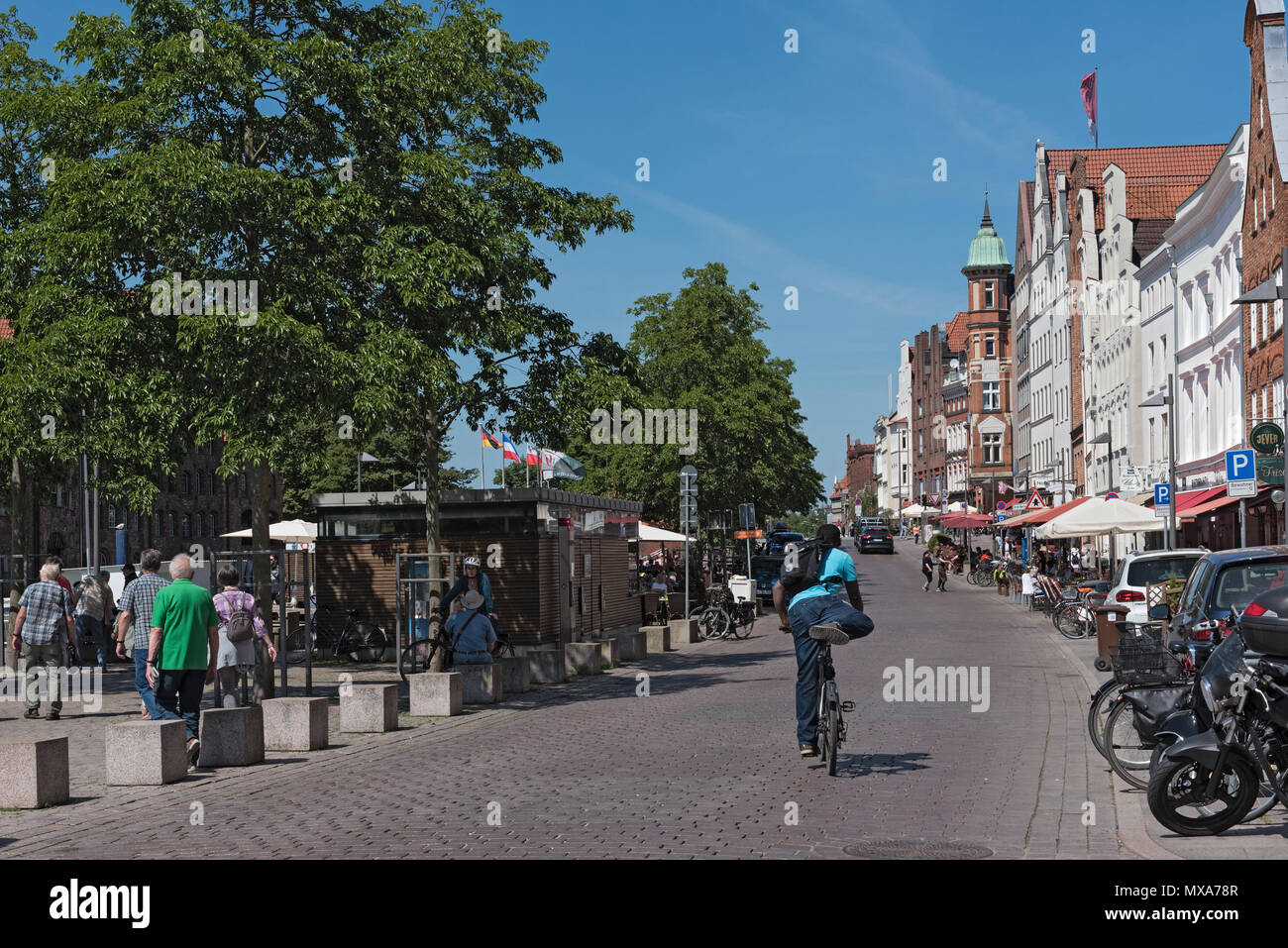 Radfahrer und Fußgänger an der obertrave, Lübeck, Deutschland Stockfoto