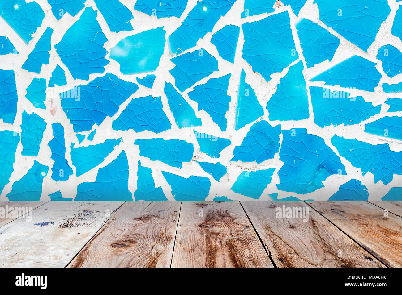 Architektonischen Hintergrund aus blauem Glas Mosaik Wand- und brauner Holzboden Stockfoto