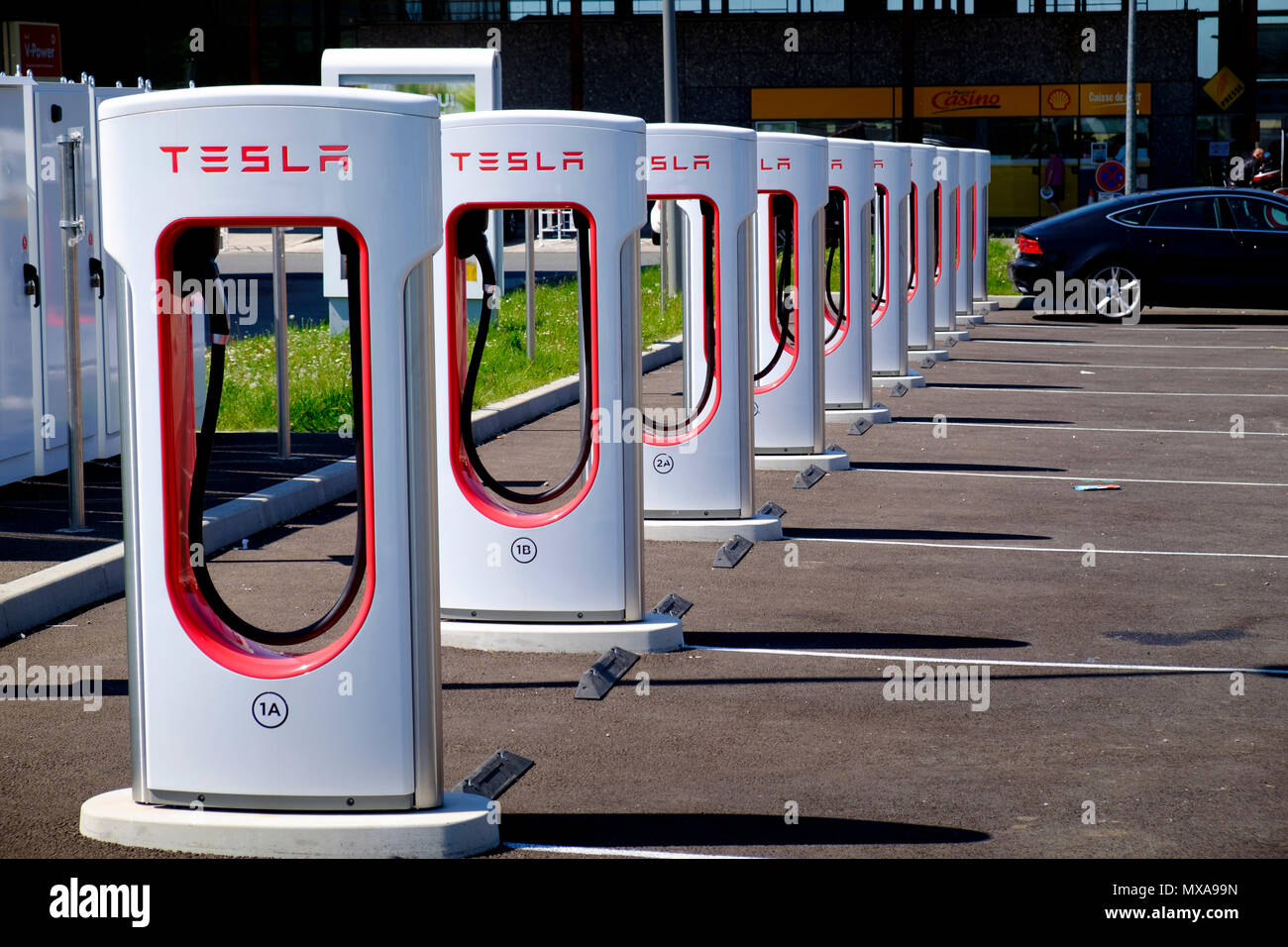 Tesla mit mehreren Ladestationen für Elektroautos an französische Service station Stockfoto