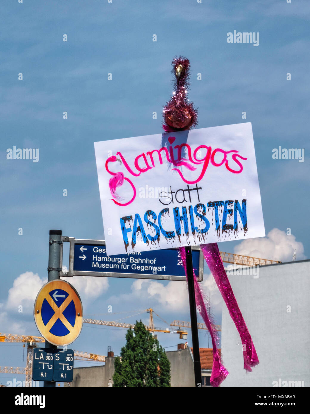 Deutschland, Berlin-Mitte, Mai 2017 27. Flamingos intead der Faschisten. Anti Rechten Plakat an Berlin anti Afd Rallye & Stellen Sie den Hass Demonstration. Stockfoto