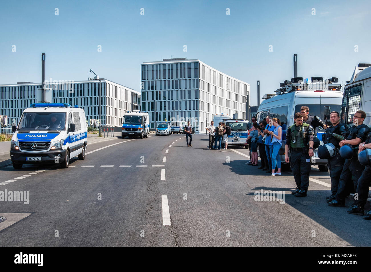 Deutschland, Berlin-Mitte, Mai 2017 27. Polizei vorbereitet für die AFD 'Zukunft für Deutschland" Demonstration vor dem Hauptbahnhof. Stockfoto
