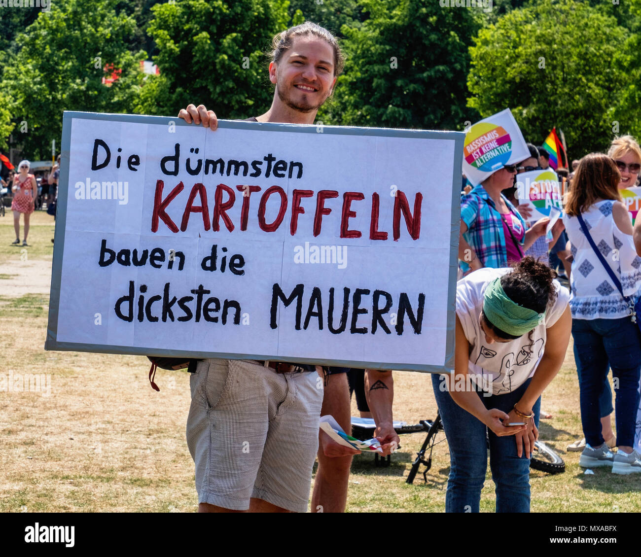Berlin Mitte Anti AfD Demonstranten. Menschen mit Bannern Herausforderung der anti-Immigration rechten Außenstürmern Stockfoto