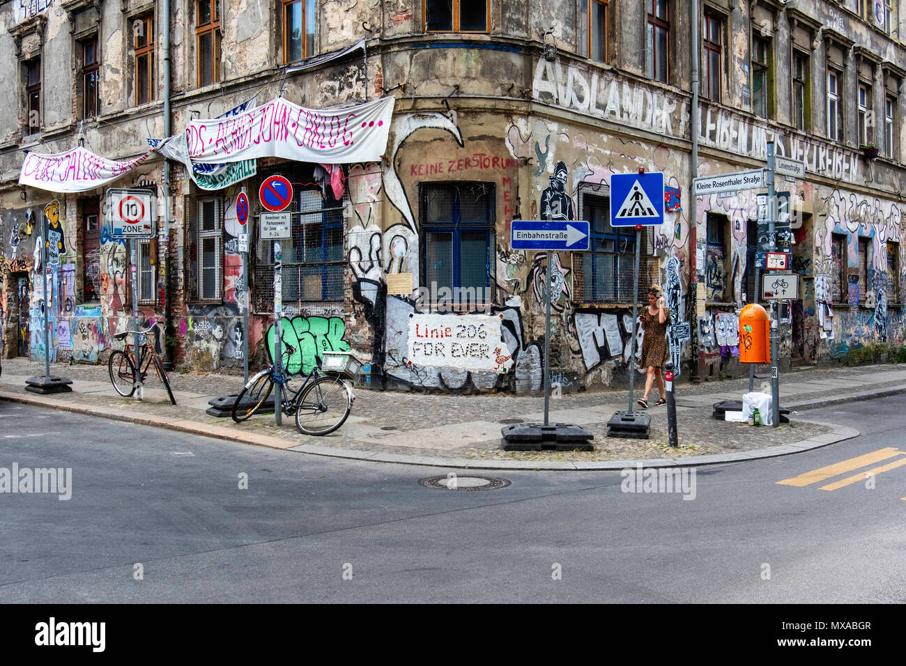 Berlin Mitte, Linienstraße 206. Verfallene Squat Gebäude mit Graffiti, Street Art und Spruchbändern bedeckt. Linie 206 für immer. Stockfoto