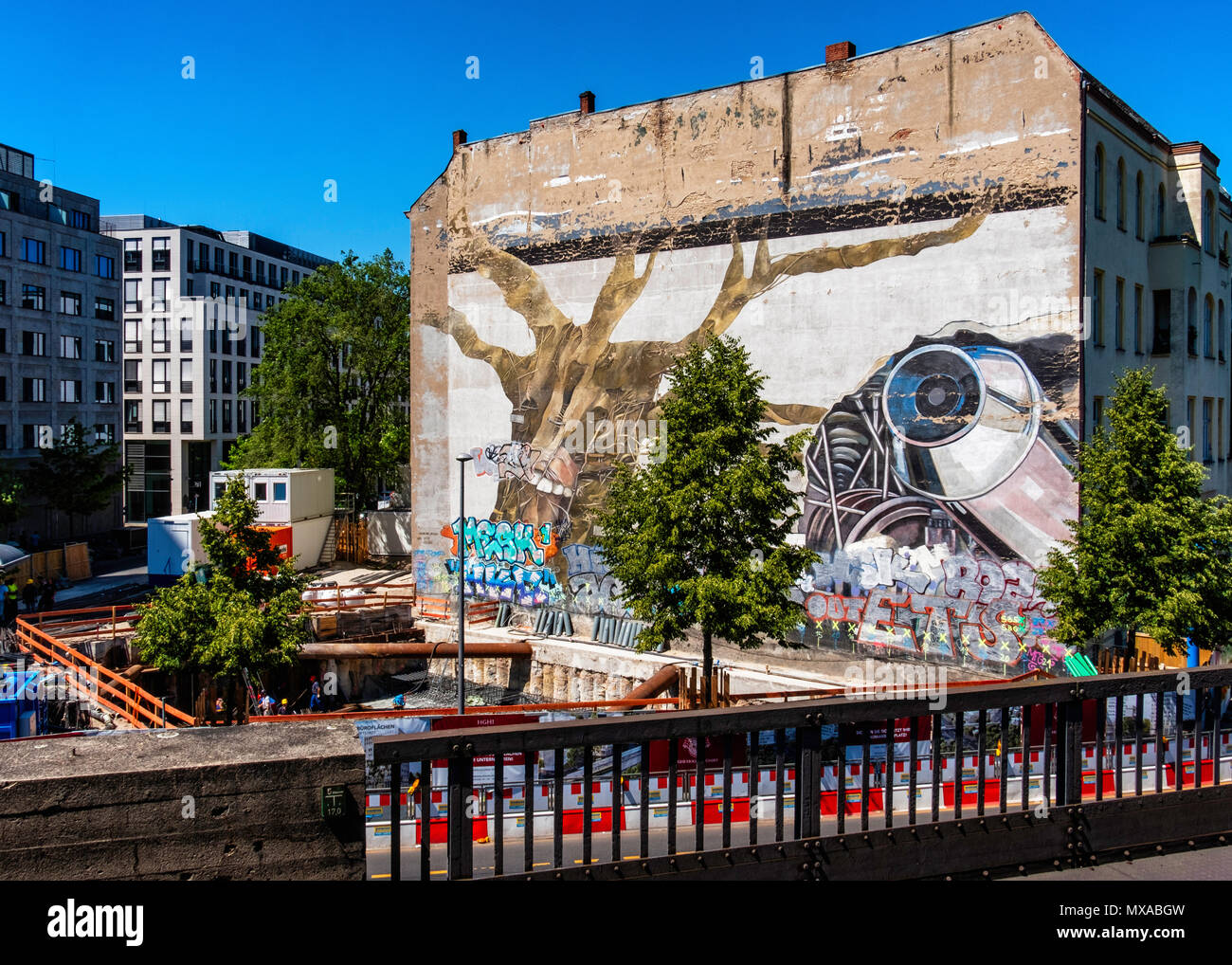 Berlin, weltbaum 1, Welt Baum 1975, nach Künstler Ben Wargin, ist die älteste Wandbild in Berlin an einer Wand von sigmunds Hof am Tiergarten S-Bahn Stockfoto