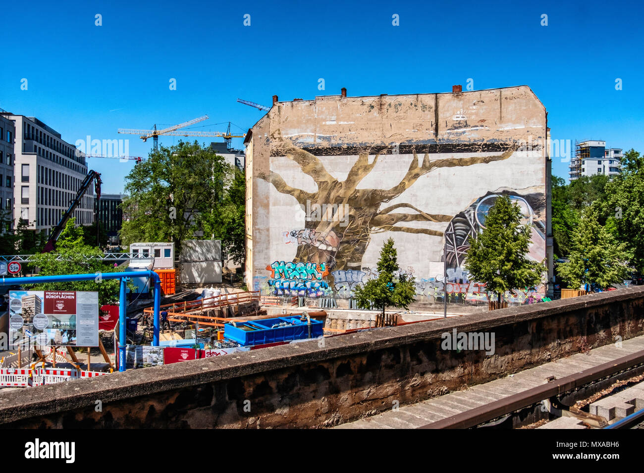 Berlin, weltbaum 1, Welt Baum 1975, nach Künstler Ben Wargin, ist die älteste Wandbild in Berlin an einer Wand von sigmunds Hof am Tiergarten S-Bahn Stockfoto