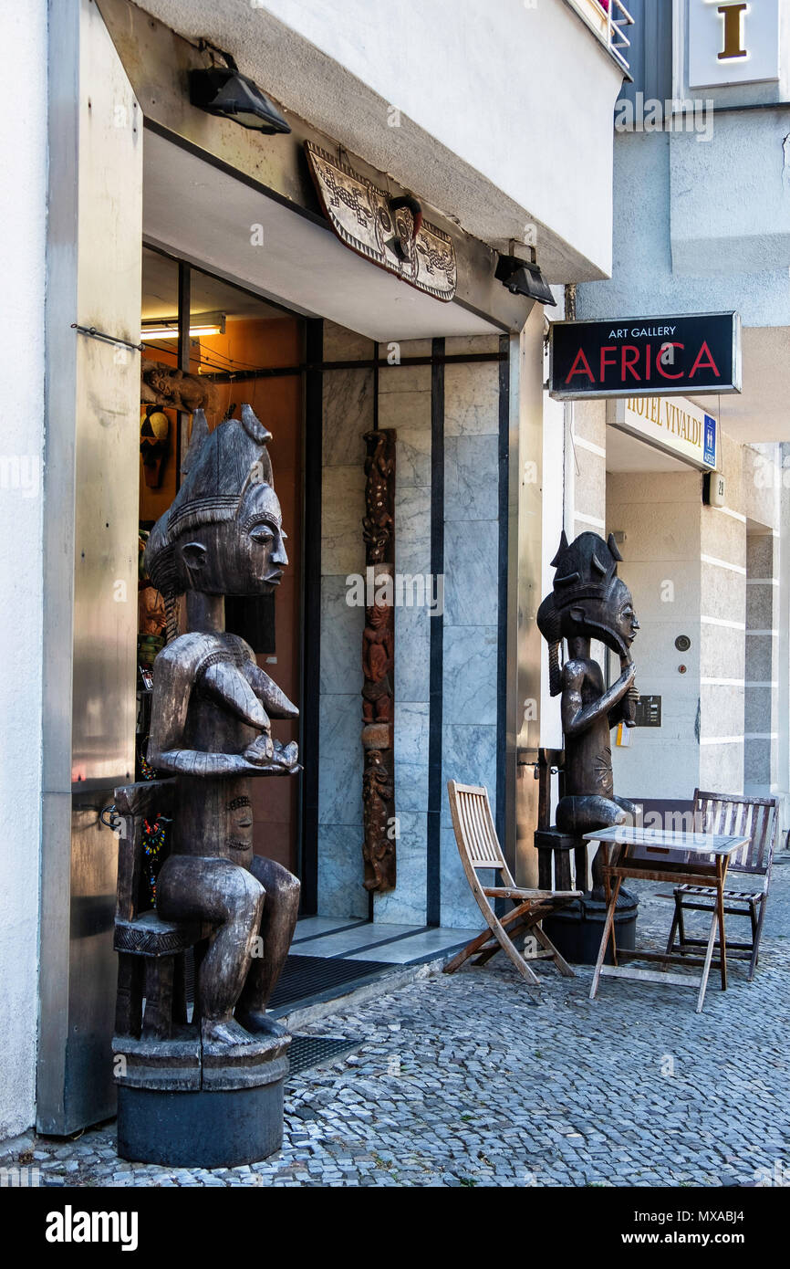 Berlin, Knesebechstrasse, Afrika Kunst Galerie mit afrikanischen Skulpturen  am Eingang Stockfotografie - Alamy