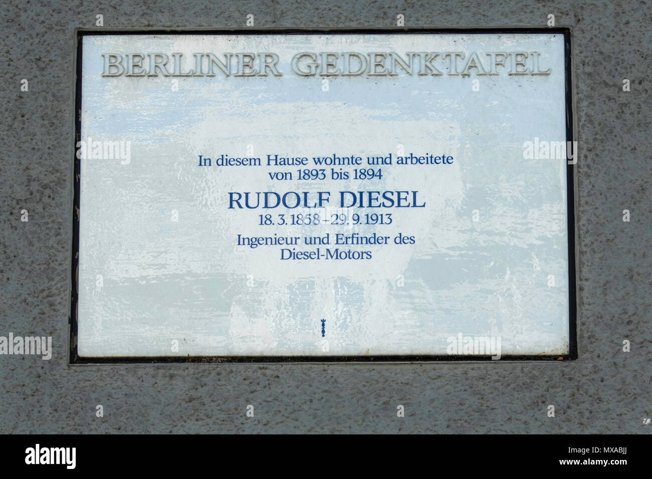 Berlin, Kantstr. 153. Gedenktafel am Eingang zum Gebäude, das Haus von Rudolf Diesel, Ingenieur und Gründer von Diesel Motoren Stockfoto