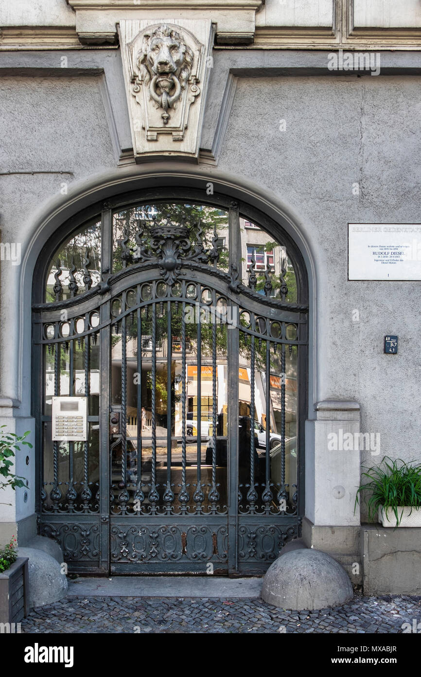 Berlin, Kantstr. 153. Eingang zum Gebäude, das Haus von Rudolf Diesel, Ingenieur und Gründer von Diesel Motoren Stockfoto