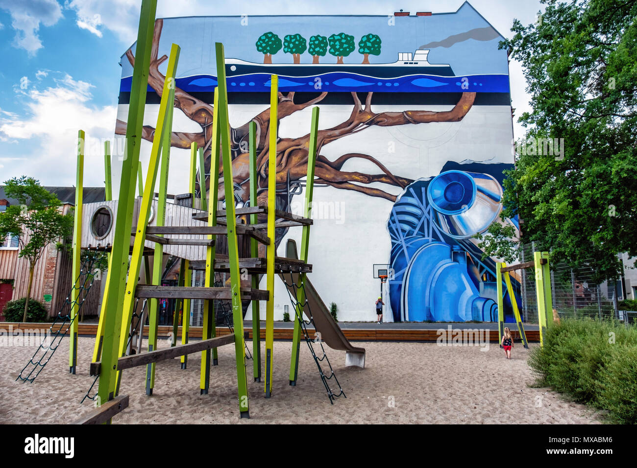 Berlin Moabit, Neue Version der Weltbaum Welt Baum 1975 durch Künstler Ben Wargin, die älteste Wandbild in Berlin. Original auf Wand von sigmunds Hof, Tiergarten Stockfoto