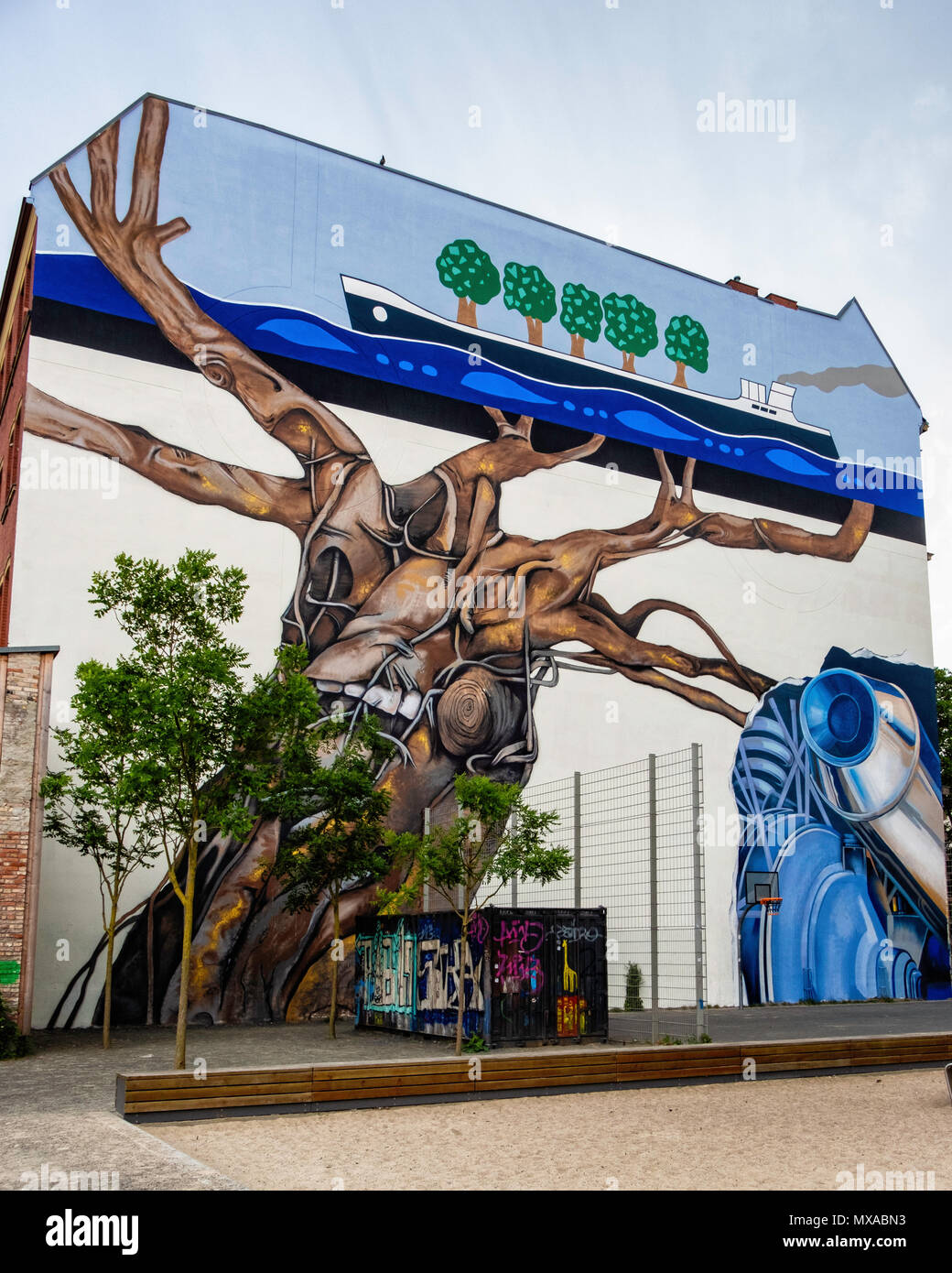 Berlin Moabit, Neue Version der Weltbaum Welt Baum 1975 durch Künstler Ben Wargin, die älteste Wandbild in Berlin. Original auf Wand von sigmunds Hof, Tiergarten Stockfoto