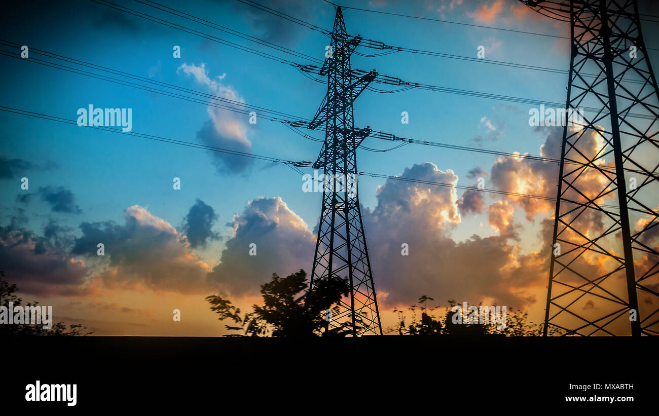 Silhuettes von strommasten am Abend, Hochspannung Masten Stockfoto