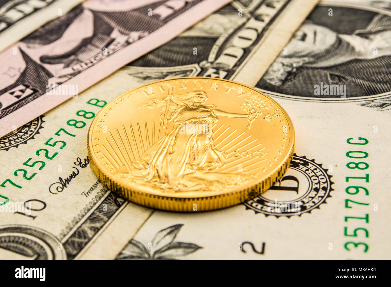 Golden Eagle Münze Festlegung auf der einen und fünf Dollar Banknoten Stockfoto