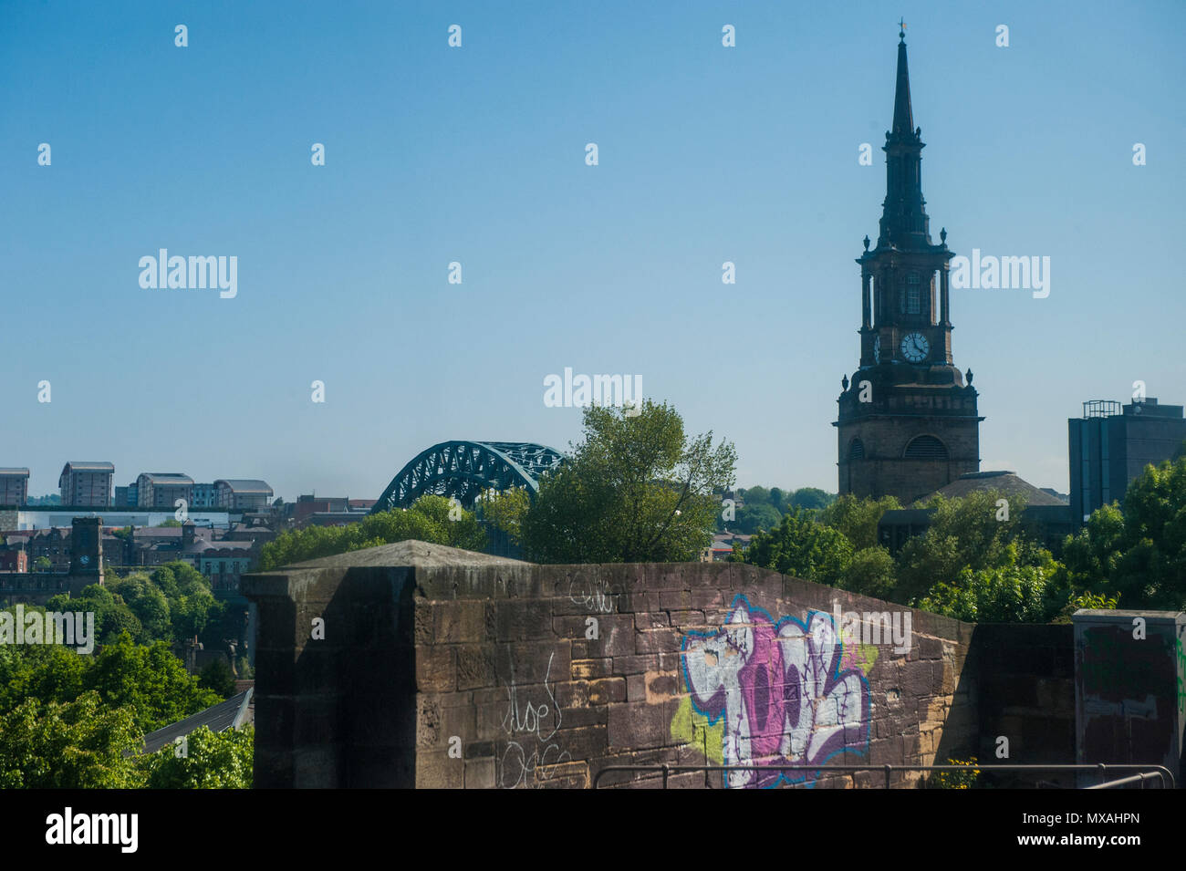 Eine alternative Sicht auf das Zentrum von Newcastle mit einem Kirchturm und die Tyne Bridge Stockfoto