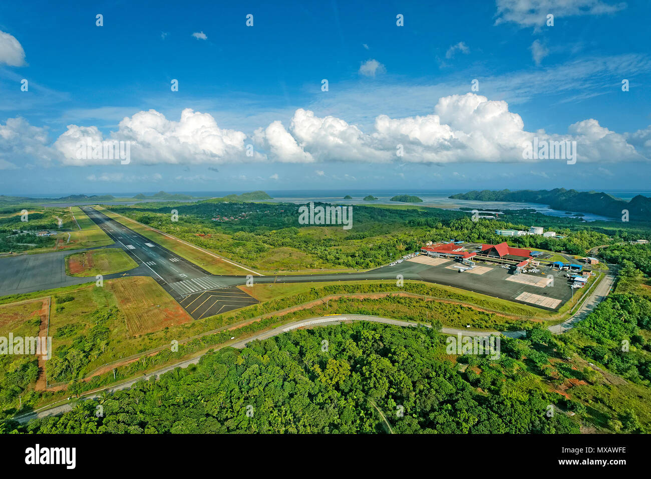 Luftaufnahme vom Flughafen und Landebahn von Palau, Mikronesien, Asien | Flughafen und Start- und Landebahn von Palau, Luftaufnahme, Mikronesien, Asien Stockfoto