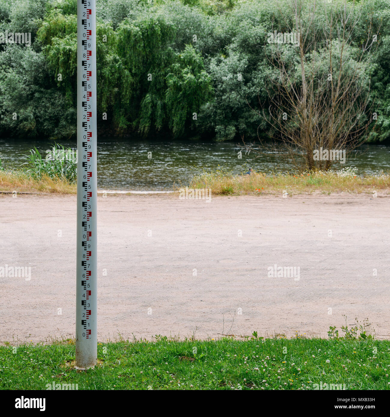 Selektiver Fokus Nahaufnahme Wasserstand Tiefenmarkierung Messung Klebeband am Rand des Flusses für die Kontrolle und Unterbindung von Stock distasters. Am Fluss Zezere, Constancia, Portugal erfasst Stockfoto