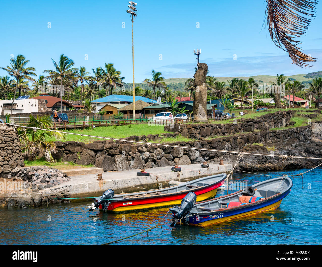 Bunte kleine Boote mit Außenbordmotoren bis in den Hafen gebunden, Hanga Roa, Rapa Nui, Chile Stockfoto
