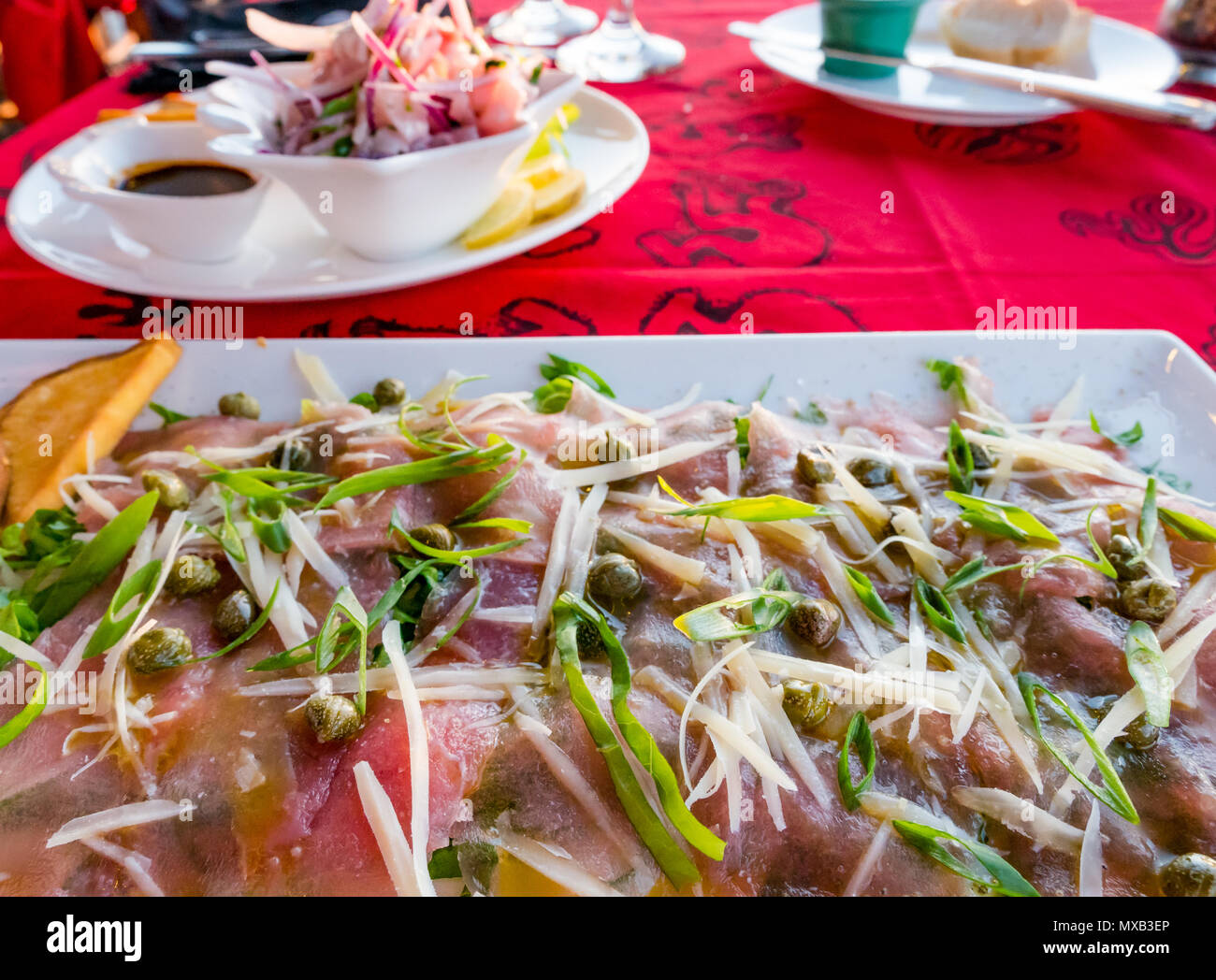 Starter von Tunfisch Carpaccio mit Kapern, Tisch im Restaurant, tataku Vave Restaurant, Hanga Roa, Rapa Nui, Chile Stockfoto