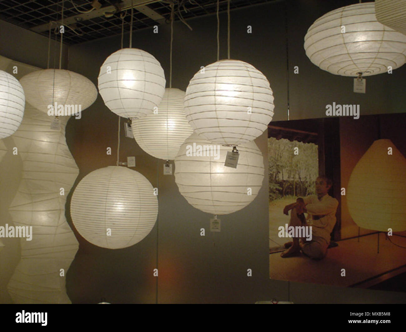 . 電気店の店頭で市販されるJa: イサム ・あかり ノグチの" (Akari) "シリーズ 写真撮影:Flauschige nns 撮影場所:ヤマギワリビナ秋葉原店 撮影年月日:2005 年 5 ab 12. Juli 著作権:放棄します. Benutzer Flauschige nns auf Ja. in Wikipedia 304 Ja-isamunoguchi - Akari 1. Stockfoto