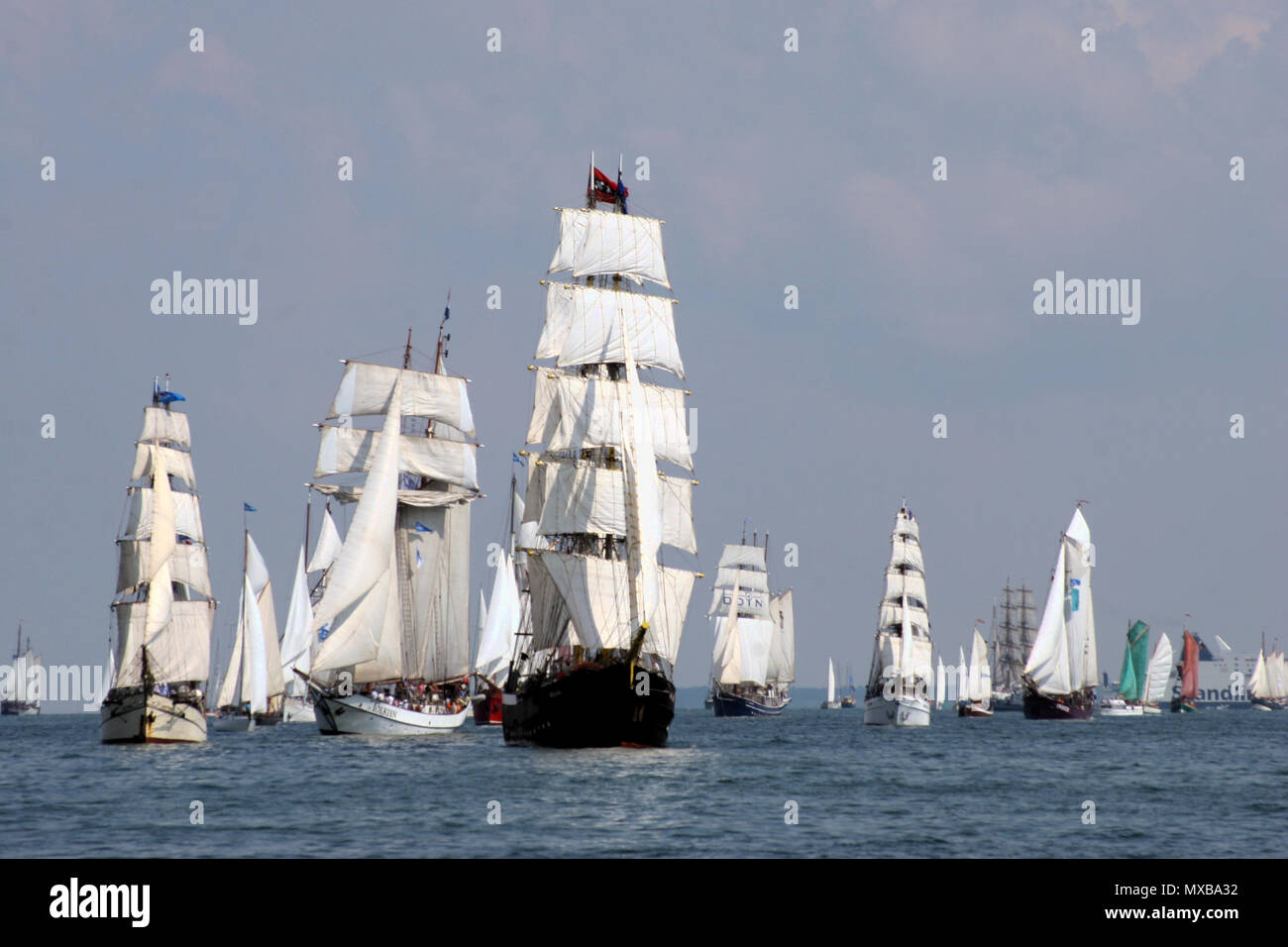 Imposante windjammer Parade in der Kieler Bucht. Windjammer unter Segeln. Einzeln oder in das herrliche Panorama. Stockfoto