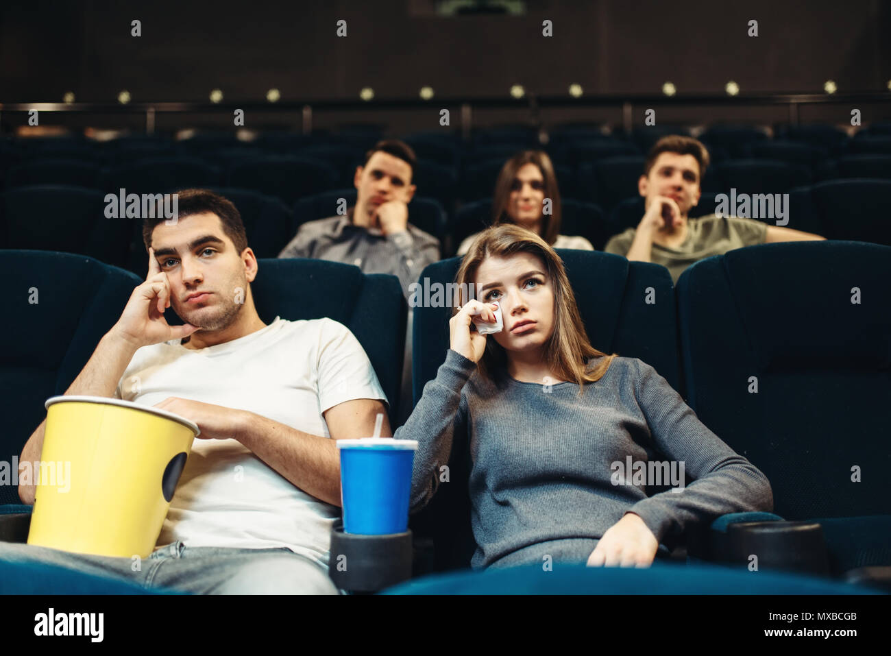 Mann Und Frau Mit Popcorn Im Kino Langweilig Film Konzept Paar Beobachten Film Stockfotografie Alamy