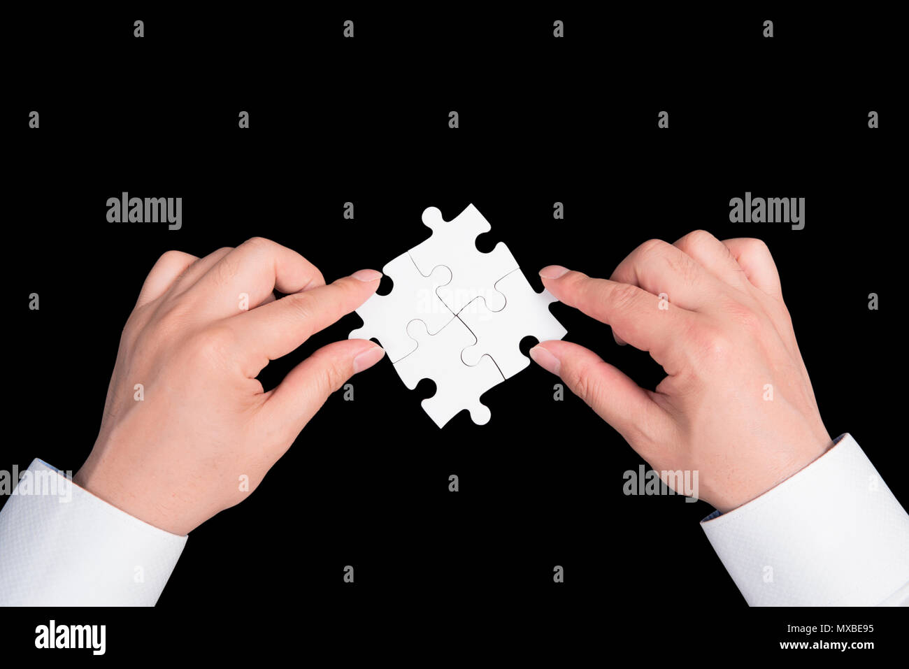 Zwei hand Verbindungsstück Puzzle, Business Connection, Erfolg und Strategie Konzept. Stockfoto