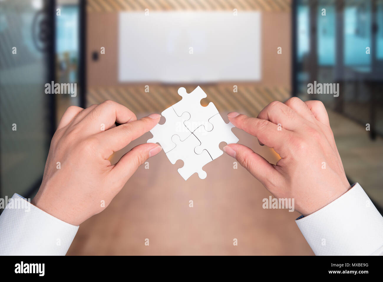 Zwei hand Verbindungsstück Puzzle, Business Connection, Erfolg und Strategie Konzept. Stockfoto