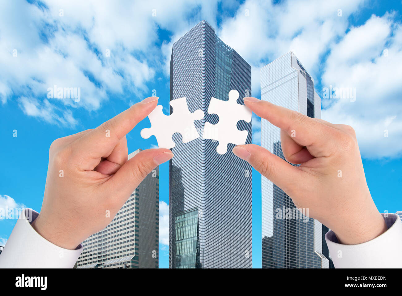 Zwei hand Verbindungsstück Puzzle, Business Connection, Erfolg und Strategie Konzept. Stockfoto