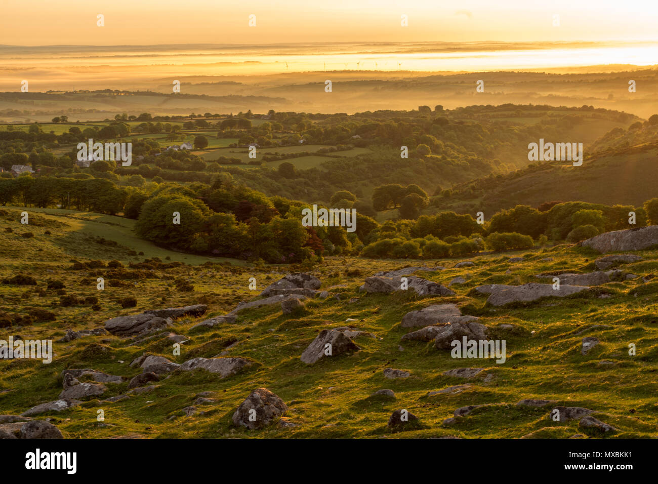 Einen schönen Sonntag morgen Juni Sonnenaufgang über dem Dorf Belstone in Dartmoor Stockfoto