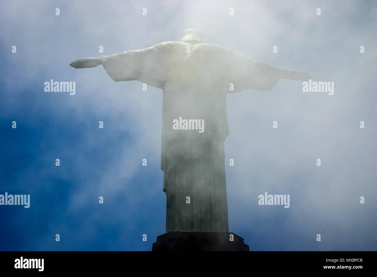 Statue von Christus, dem Erlöser, Corcovado, Rio de Janeiro, Brasilien fotografiert von hinten, am 1. Februar 2008 Stockfoto