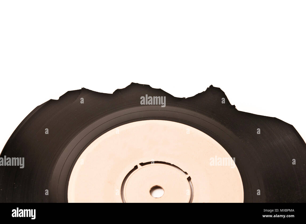 Klassische Vinyl-schallplatte teilweise entlang einer Seite gebrochen Stockfoto