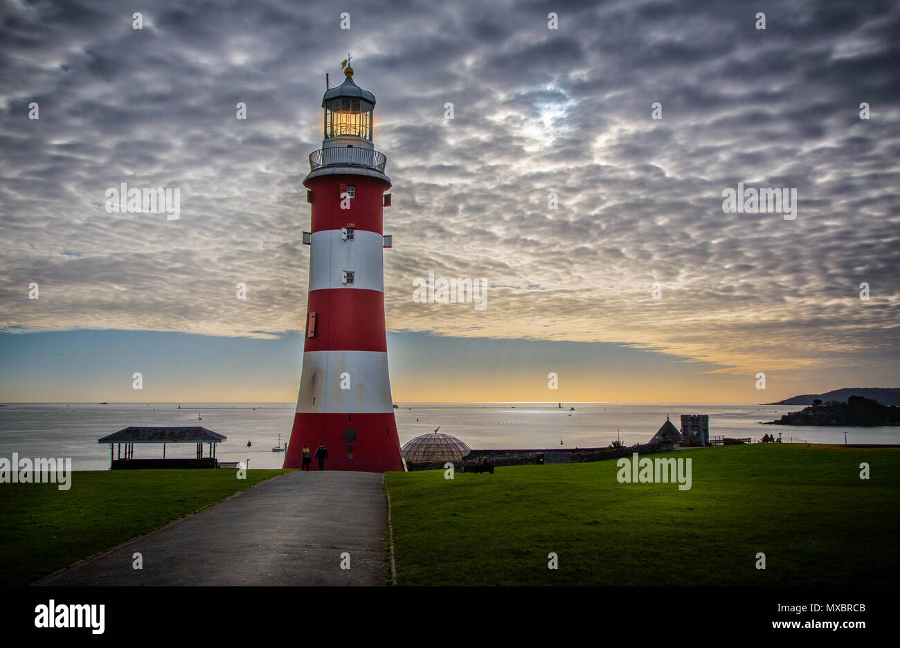 Leuchtturm auf Plymouth bei Sonnenuntergang an der Plymouth, Devon, Großbritannien am 13. November 2017 getroffen Hoe Stockfoto