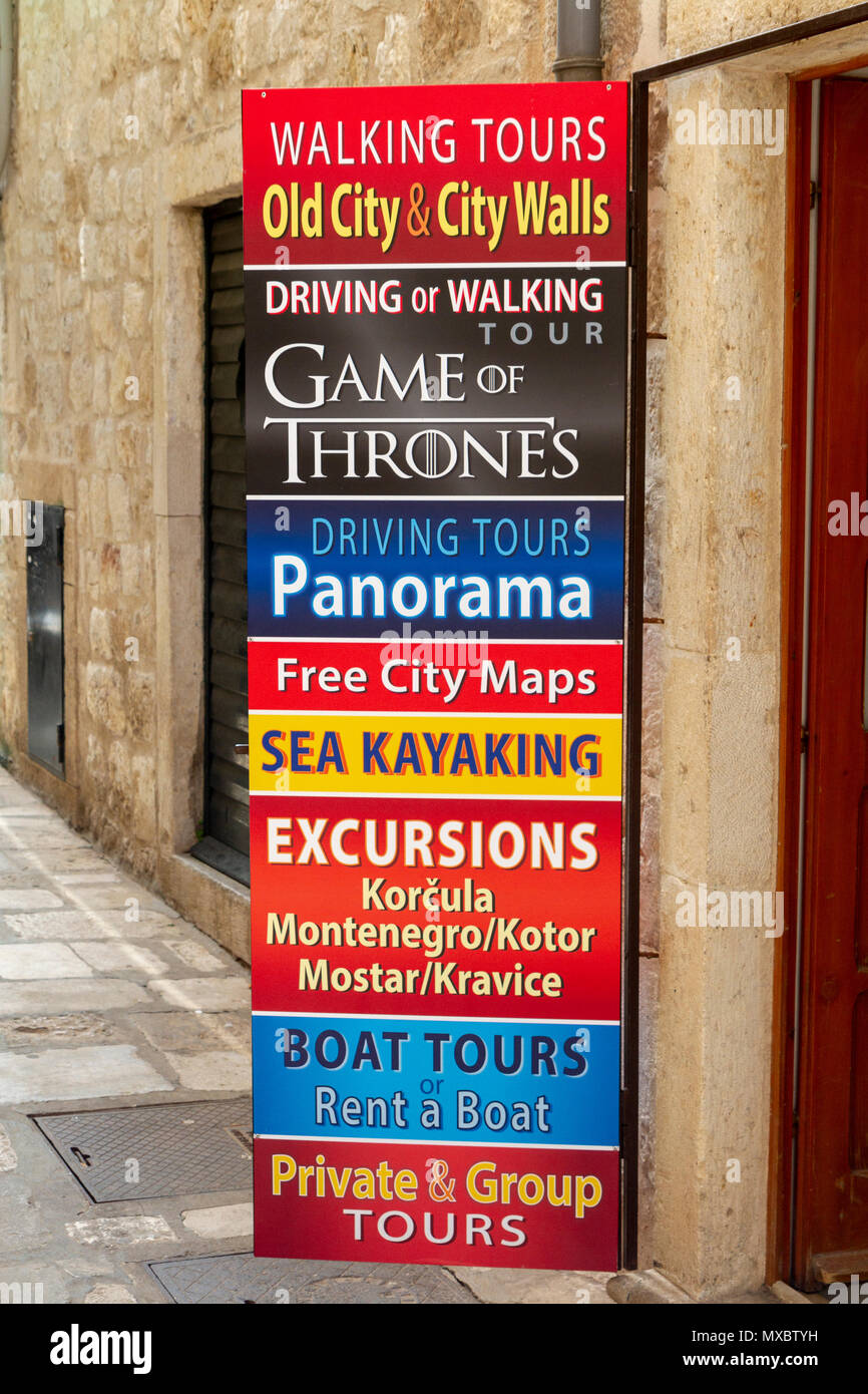 Typische Bekanntmachung Werbung Aktivitäten für Touristen außerhalb ein Geschäft in der Altstadt von Dubrovnik, Kroatien zur Verfügung. Stockfoto