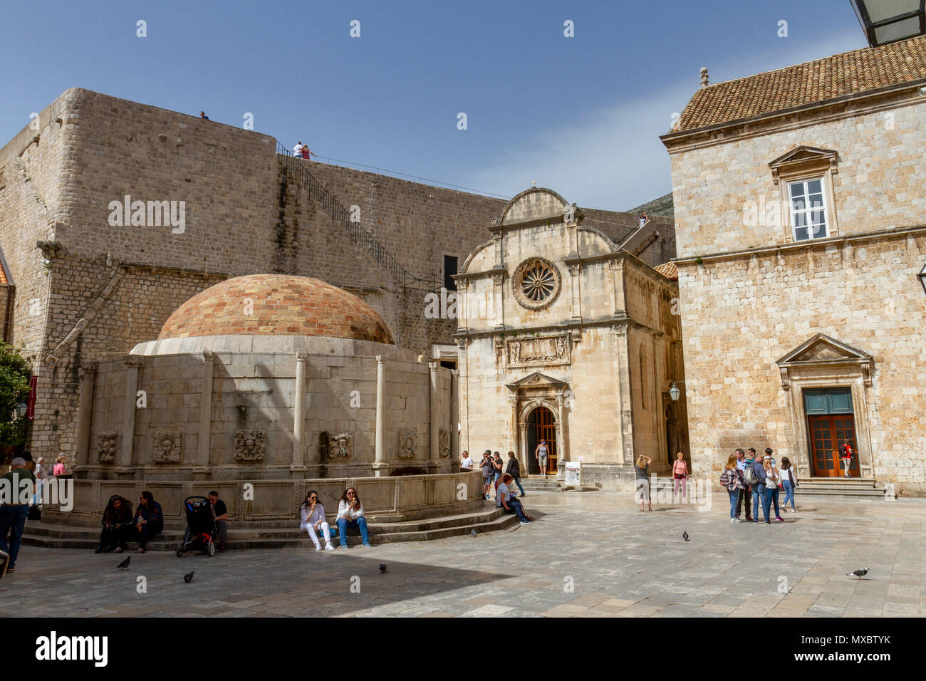 Großer Onofrio-brunnen (Velika Onofrijeva Fontana) & Kirche St. Saviour, (bazilika sv. Spasa) in der Alten Stadt, Dubrovnik, Kroatien. Stockfoto